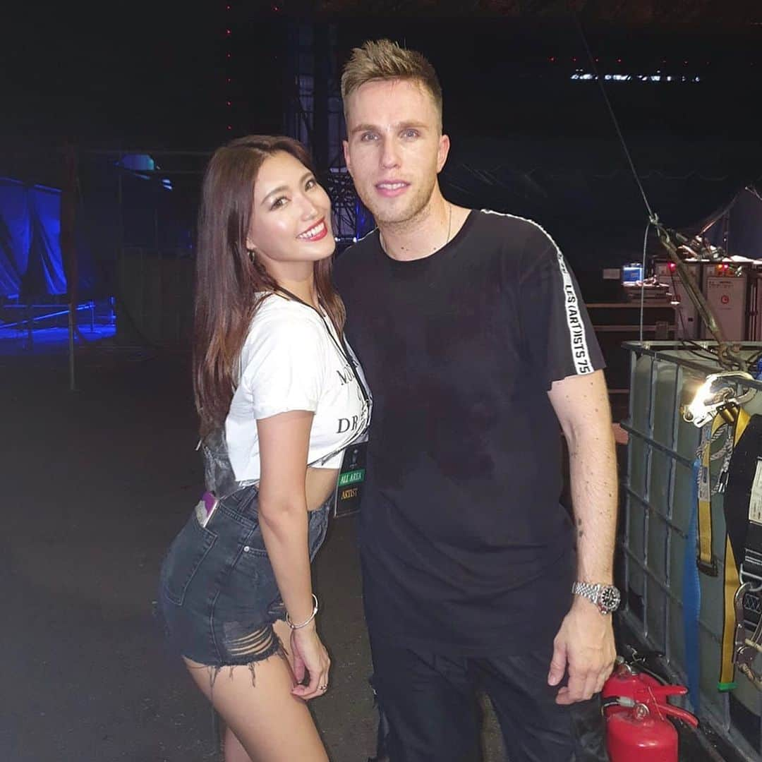 MIKAさんのインスタグラム写真 - (MIKAInstagram)「Day👆😝 our favorite headliner @nickyromero 🙏💙 GA行かなきゃ濡れないと思ってたけどなかなか水浴びた🤣💦 やっぱりタイみたいに年中暑い国は水かけ系盛り上がるね🎉🎉 どこからの水だろう…とか考えなければw 楽しいし気持ち良いし水かけフェス渋滞してて良いと思った！！笑 週末休み、前日に決めて土壇場で来てみたけど久々のバンコクでみんなに会えて嬉しい😚 #waterzonic #thailand #festival #hotsummer #bangkok #mikatinthailand #fun #タイ #🇹🇭」10月5日 16時47分 - cjd_mika