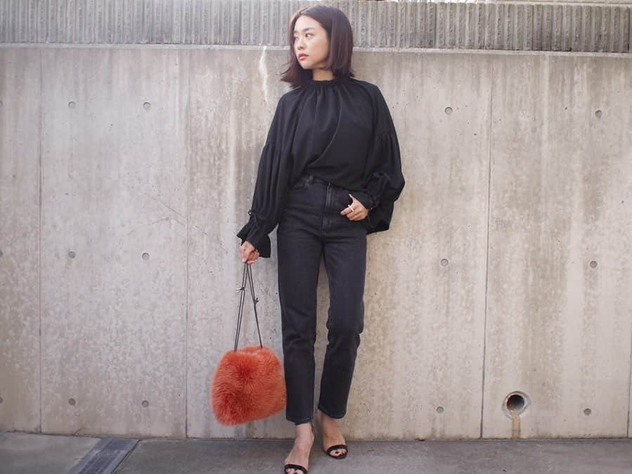 林香里さんのインスタグラム写真 - (林香里Instagram)「・ ・ ちょっと涼しくなったから やっと着れた @akiki_2015 のブラウス❁❁❁ つるんっとした着心地の良さと 首元や袖の繊細なデザインが 可愛くてお気に入りっ❤︎ 甘くなりすぎないように、あえて ブラックデニムとあわせてみました👖  #coordinate#wardrobe#outfit  #fashion#mama#autum」10月5日 16時57分 - kaori_hayashi1203