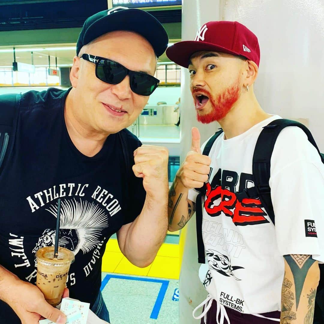 DJ DARUMAのインスタグラム：「今しがた品川駅でモーリーさんに お会いして初めてご挨拶した〜〜！最高ッ！！ ❤️ (超ヘッズのテンションでお写真お願いしてしまいました🙇🏻‍♂️)」