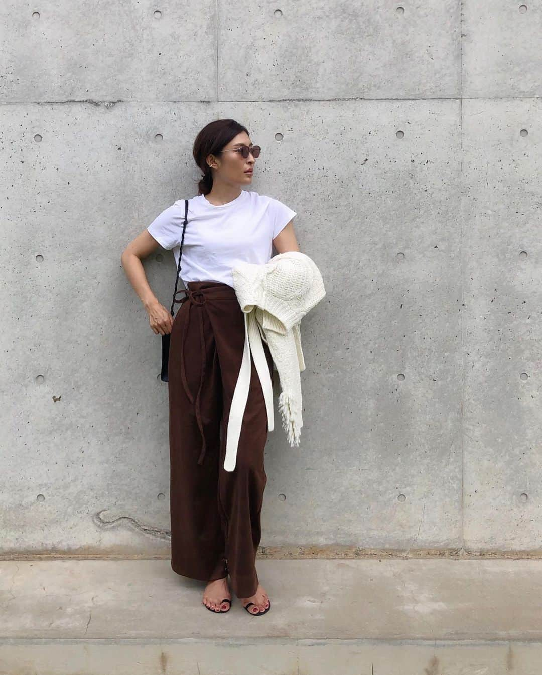 Ayaさんのインスタグラム写真 - (AyaInstagram)「#outfitoftoday . 夏も愛用したカシュクールパンツはスエードのようなジャージー素材の今年らしいブラウンに . ウエストリボンを長くたらすのがお気に入り . knit ＠elendeek  pants ＠reedit＿official .  #カシュクールパンツ  #リエディ #リエディスタ  #reedit #サスティナブル #大人シンプル」10月5日 16時59分 - aya_green1010