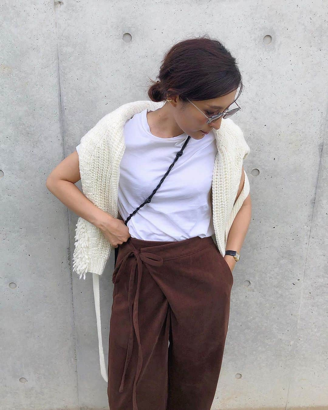 Ayaさんのインスタグラム写真 - (AyaInstagram)「#outfitoftoday . 夏も愛用したカシュクールパンツはスエードのようなジャージー素材の今年らしいブラウンに . ウエストリボンを長くたらすのがお気に入り . knit ＠elendeek  pants ＠reedit＿official .  #カシュクールパンツ  #リエディ #リエディスタ  #reedit #サスティナブル #大人シンプル」10月5日 16時59分 - aya_green1010