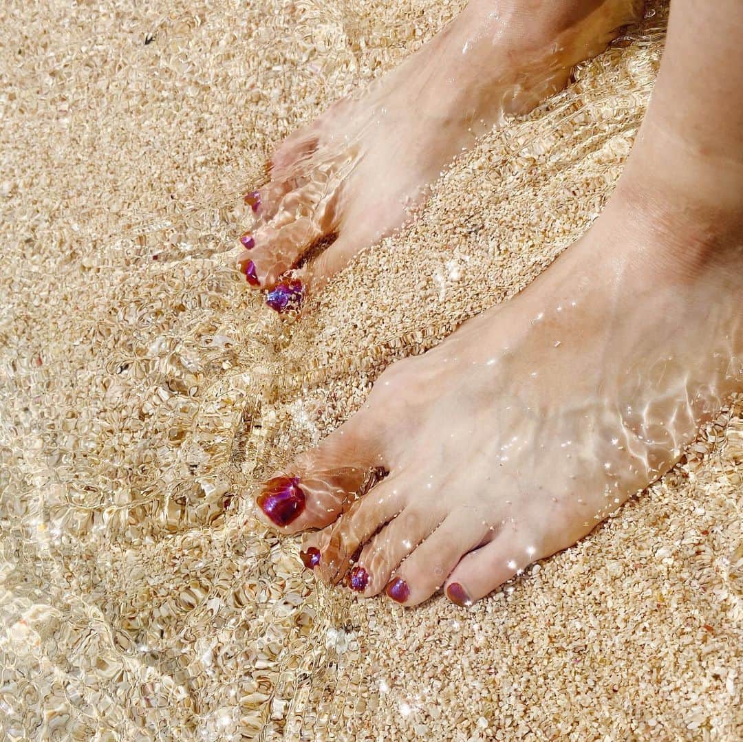 難波礼華さんのインスタグラム写真 - (難波礼華Instagram)「ちなみにfootも旅行前に変えたよ❤️ footもセルフネイルで ブラウンのワンカラーに パープルのオーロラパウダーのせて ちょっと秋意識したよ😌😌😌 秋冬もfootのネイルしてるって意識たかぁ❤️ #footnails」10月5日 17時01分 - ayakanamba