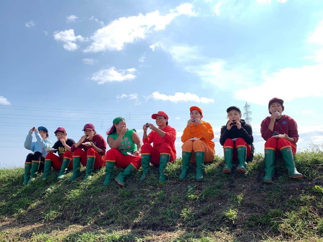 ティーナ・カリーナのインスタグラム：「‪田んぼで食べる🍙は最高🌾‬ ‪#農姫米‬ ‪#ひとめぼれ‬ ‪#五十嵐商会‬」