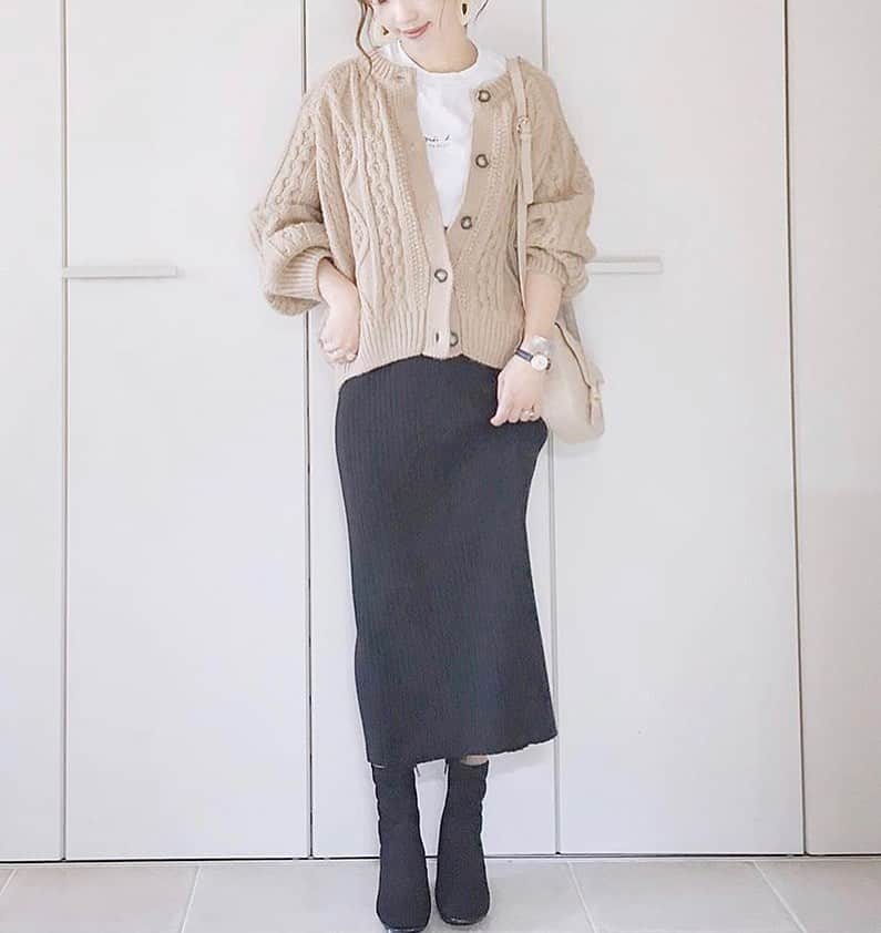 Locariのインスタグラム：「【高コスパ過ぎる！GUシューズの秋新作が可愛すぎて選べない♡】 ぜひ記事をチェックしてみてください👟💓 . . phot by @yoahiru.w さん . . #GU#シューズ#靴 #コーデ #今日のコーデ #コーディネート #ファッションコーデ #ママコーデ #プチプラコーデ #シンプルコーデ #秋コーデ #カジュアルコーデ #大人コーデ #アラフォーコーデ #きれいめコーデ #アラサーコーデ #今日のコーディネート」