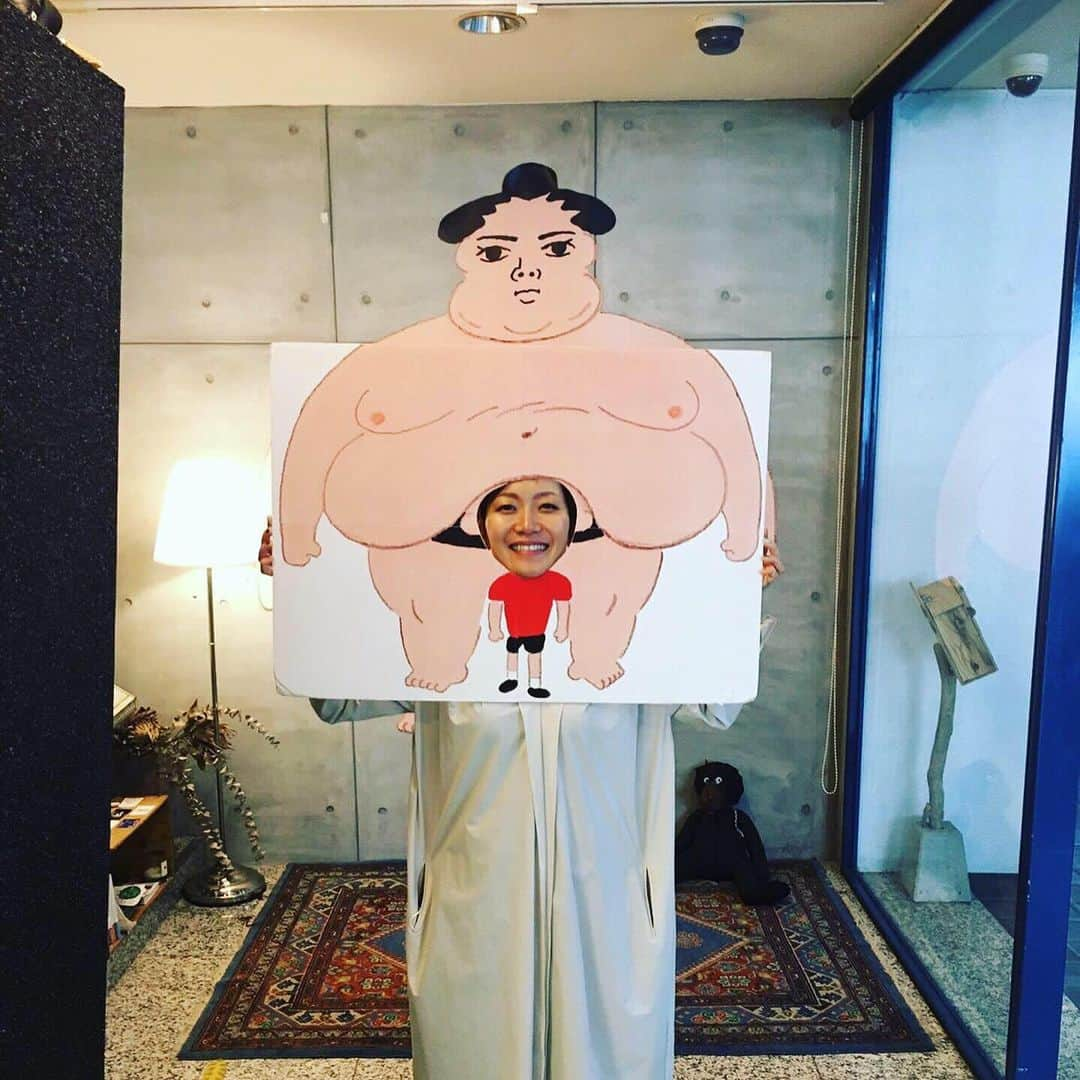 藤岡拓太郎さんのインスタグラム写真 - (藤岡拓太郎Instagram)「徳島展、4日目！ . 徳島展の会場のOLUYOは、元チャットモンチーの福岡晃子さんのお店です。 昨年描かせてもらった漫画「チャットモンチーがとまらない」のパネルと原画も展示してます。 . 『たぷの里』と『夏がとまらない』の原画、未公開たぷ、巨大絵本、拓太郎の高校時代の絵本、たぷの里制作ノート、拓太郎おすすめ絵本コーナー、グッズ販売、などなどなど . 大阪から徳島へは、梅田orなんばから高速バスで2時間半たらず。7日前までに予約すると2900円くらいで行けます！ バスは徳島駅に到着して、OLUYOへは歩いて10分。 . 「徳島にたぷの里がOLUYO!～藤岡拓太郎原画展～」 10/2～10/14（10/8は休み） 12:00-18:00 入場無料 会場：OLUYO（オルヨ） . #徳島にたぷの里がOLUYO #徳島駅から徒歩10分 #たぷの里 #OLUYO」10月5日 17時12分 - takutaro5