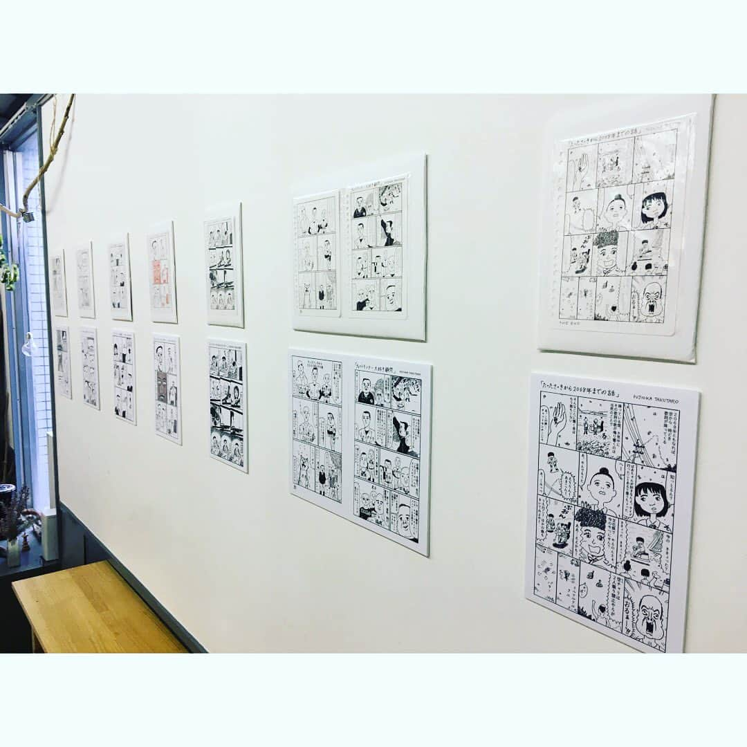 藤岡拓太郎さんのインスタグラム写真 - (藤岡拓太郎Instagram)「徳島展、4日目！ . 徳島展の会場のOLUYOは、元チャットモンチーの福岡晃子さんのお店です。 昨年描かせてもらった漫画「チャットモンチーがとまらない」のパネルと原画も展示してます。 . 『たぷの里』と『夏がとまらない』の原画、未公開たぷ、巨大絵本、拓太郎の高校時代の絵本、たぷの里制作ノート、拓太郎おすすめ絵本コーナー、グッズ販売、などなどなど . 大阪から徳島へは、梅田orなんばから高速バスで2時間半たらず。7日前までに予約すると2900円くらいで行けます！ バスは徳島駅に到着して、OLUYOへは歩いて10分。 . 「徳島にたぷの里がOLUYO!～藤岡拓太郎原画展～」 10/2～10/14（10/8は休み） 12:00-18:00 入場無料 会場：OLUYO（オルヨ） . #徳島にたぷの里がOLUYO #徳島駅から徒歩10分 #たぷの里 #OLUYO」10月5日 17時12分 - takutaro5