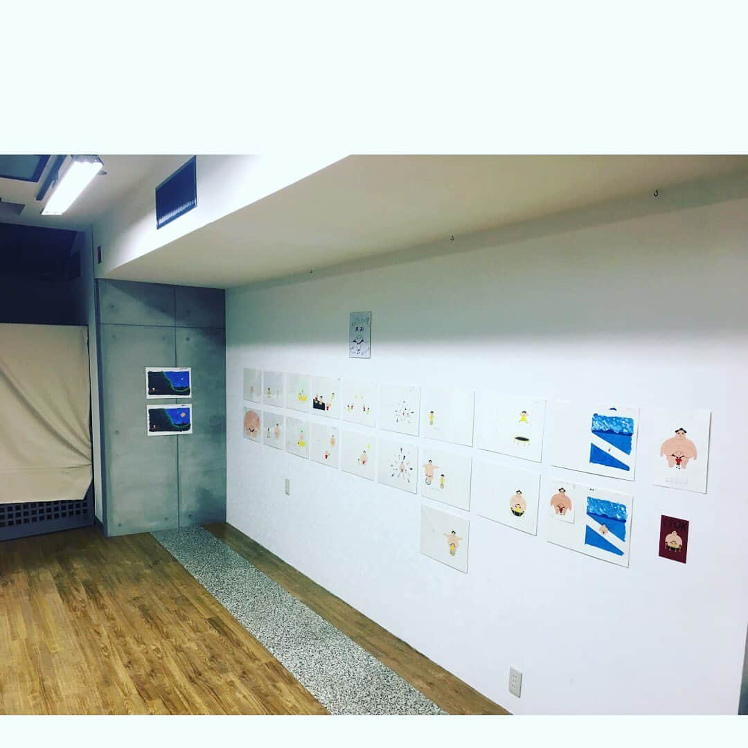 藤岡拓太郎さんのインスタグラム写真 - (藤岡拓太郎Instagram)「徳島展、4日目！ . 徳島展の会場のOLUYOは、元チャットモンチーの福岡晃子さんのお店です。 昨年描かせてもらった漫画「チャットモンチーがとまらない」のパネルと原画も展示してます。 . 『たぷの里』と『夏がとまらない』の原画、未公開たぷ、巨大絵本、拓太郎の高校時代の絵本、たぷの里制作ノート、拓太郎おすすめ絵本コーナー、グッズ販売、などなどなど . 大阪から徳島へは、梅田orなんばから高速バスで2時間半たらず。7日前までに予約すると2900円くらいで行けます！ バスは徳島駅に到着して、OLUYOへは歩いて10分。 . 「徳島にたぷの里がOLUYO!～藤岡拓太郎原画展～」 10/2～10/14（10/8は休み） 12:00-18:00 入場無料 会場：OLUYO（オルヨ） . #徳島にたぷの里がOLUYO #徳島駅から徒歩10分 #たぷの里 #OLUYO」10月5日 17時12分 - takutaro5