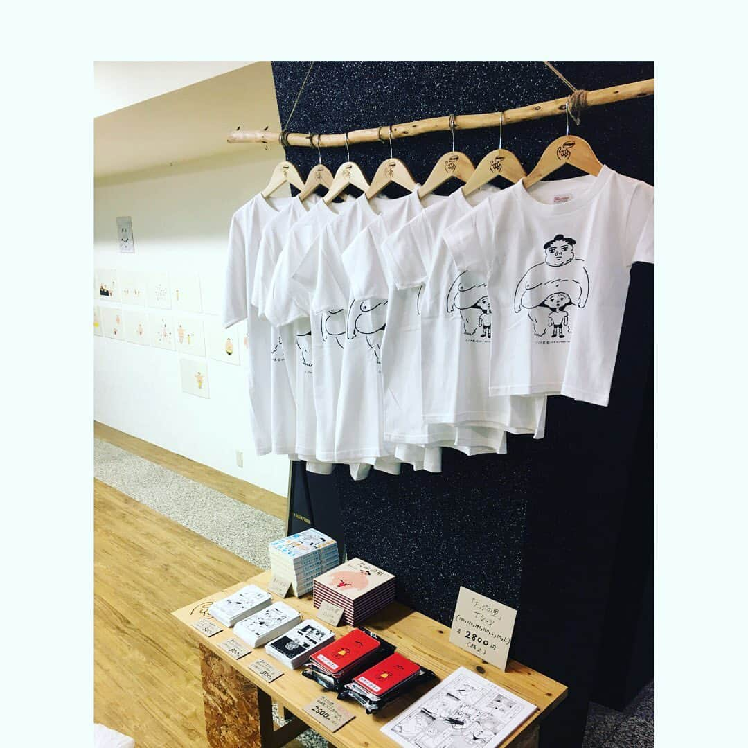 藤岡拓太郎さんのインスタグラム写真 - (藤岡拓太郎Instagram)「徳島展、4日目！ . 徳島展の会場のOLUYOは、元チャットモンチーの福岡晃子さんのお店です。 昨年描かせてもらった漫画「チャットモンチーがとまらない」のパネルと原画も展示してます。 . 『たぷの里』と『夏がとまらない』の原画、未公開たぷ、巨大絵本、拓太郎の高校時代の絵本、たぷの里制作ノート、拓太郎おすすめ絵本コーナー、グッズ販売、などなどなど . 大阪から徳島へは、梅田orなんばから高速バスで2時間半たらず。7日前までに予約すると2900円くらいで行けます！ バスは徳島駅に到着して、OLUYOへは歩いて10分。 . 「徳島にたぷの里がOLUYO!～藤岡拓太郎原画展～」 10/2～10/14（10/8は休み） 12:00-18:00 入場無料 会場：OLUYO（オルヨ） . #徳島にたぷの里がOLUYO #徳島駅から徒歩10分 #たぷの里 #OLUYO」10月5日 17時12分 - takutaro5