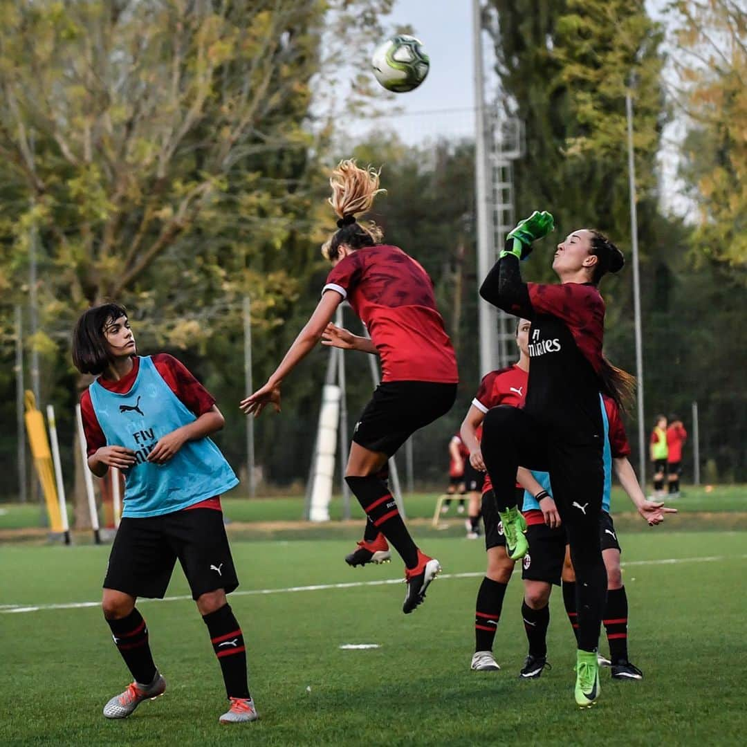 ACミランさんのインスタグラム写真 - (ACミランInstagram)「Family&Friends ❤🖤 Senior Rossonere v Junior Rossonere ⚽ #SempreMilan #FollowTheRossonere」10月5日 17時23分 - acmilan