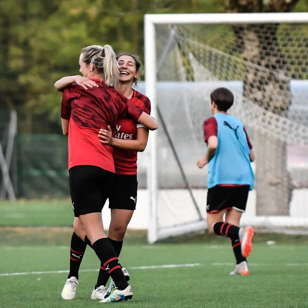 ACミランさんのインスタグラム写真 - (ACミランInstagram)「Family&Friends ❤🖤 Senior Rossonere v Junior Rossonere ⚽ #SempreMilan #FollowTheRossonere」10月5日 17時23分 - acmilan