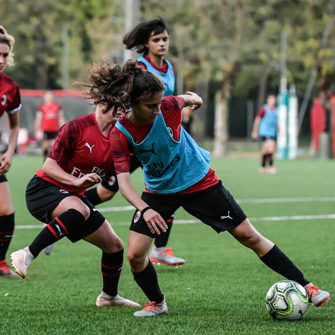 ACミランさんのインスタグラム写真 - (ACミランInstagram)「Family&Friends ❤🖤 Senior Rossonere v Junior Rossonere ⚽ #SempreMilan #FollowTheRossonere」10月5日 17時23分 - acmilan