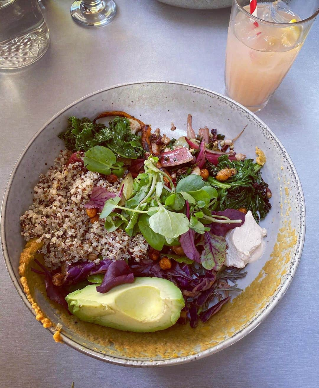 稀鳥まりやさんのインスタグラム写真 - (稀鳥まりやInstagram)「・ ・ ヘルシーランチ🥗 サラダボウルがとっても美味しかったです😋いかにもオーストラリアという感じ👍  からの〜 red velvet cake😍  全然ヘルシーでは無いですね😂 でも美味しかったから良しとしよう✌️ ・ ・ #野菜がとっても美味しかった #ケーキも甘すぎず美味しかったです」10月5日 17時32分 - mariya_kitori