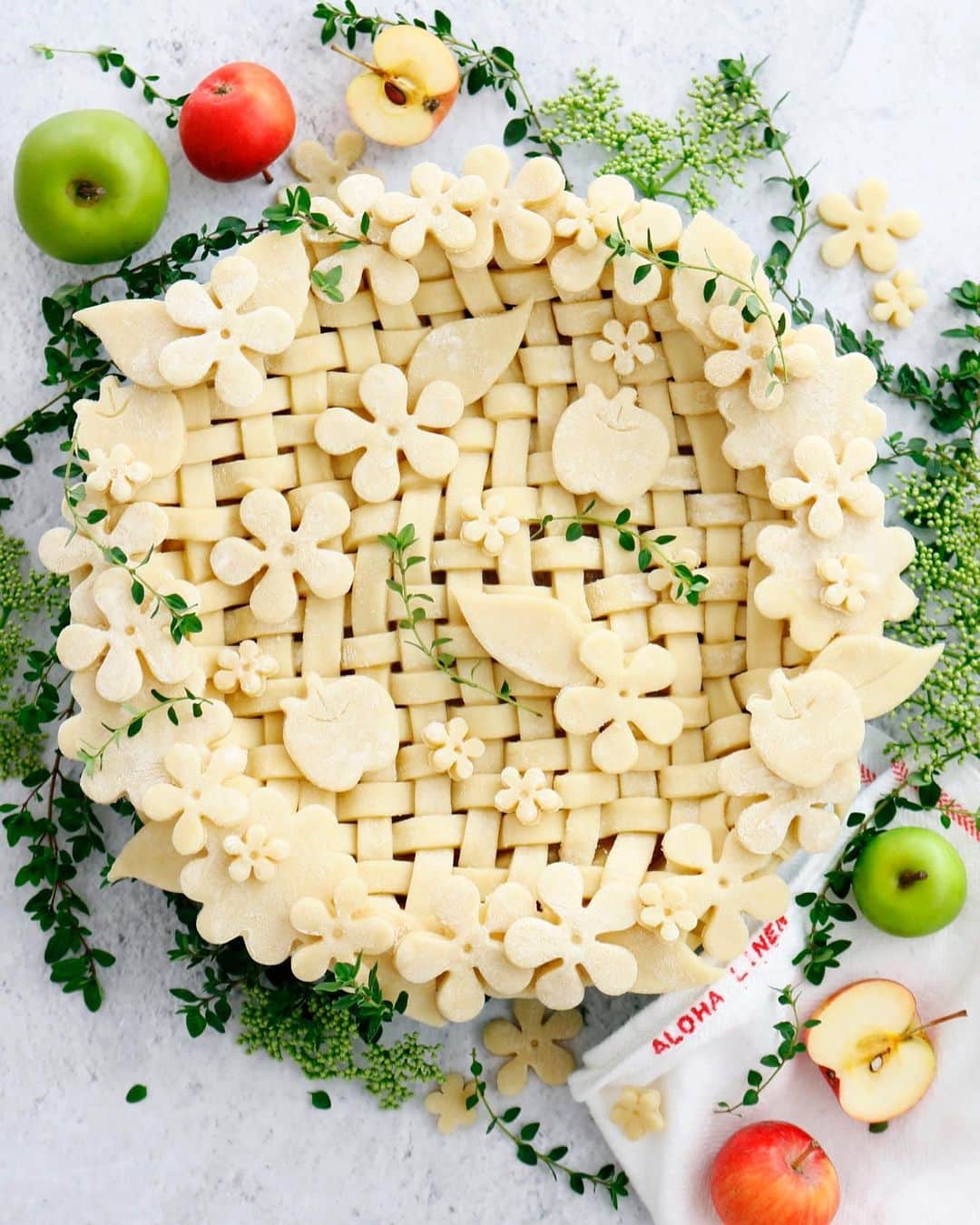 mamiaoyagiさんのインスタグラム写真 - (mamiaoyagiInstagram)「𓊘  𓊘 𓊙 𝚈𝚎𝚜, 𝚒𝚝’𝚜 𝚊𝚙𝚙𝚕𝚎 𝚙𝚒𝚎 𝚜𝚎𝚊𝚜𝚘𝚗.  𓊙  作るのも食べるのも楽しい季節に𓊘 𓊙 グラニースミスとフジとをミックスするフィリングが近ごろはお気に入りです。  𓊙 𓊘 𓊙  #applepie  #pie #apples #grannysmith #fuji #pieart  #piecrust #アップルパイ #パイ #グラニースミス #フジ　#おうちカフェ #thebakefeed #mywilliamssonoma #feedfeed #wiltoncakes #marthabakes #food52 #instafood #foodphotography #flatlay」10月5日 17時29分 - mamiaoyagi