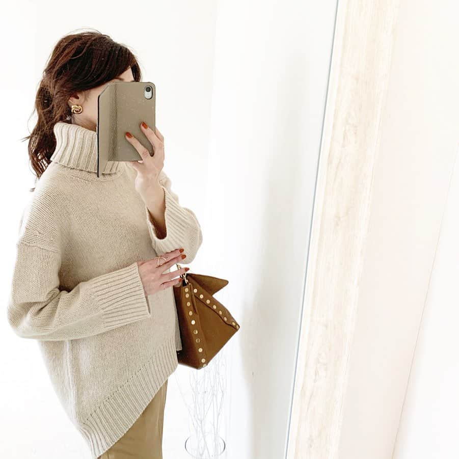 Mica Taniguchiさんのインスタグラム写真 - (Mica TaniguchiInstagram)「. beige/camel ラムウール100%のあったかニット🧶 ざっくりのセーターは苦手だから、 縦リブの首元、ハイゲージ、前後差のある丈、 そして似合う色のベージュを… . . . @landwards_ec  #audreyandjohnwad  #landwards  #ランドワーズ #大人コーデ#大人カジュアル#coordinate」10月5日 17時29分 - mica_taniguchi