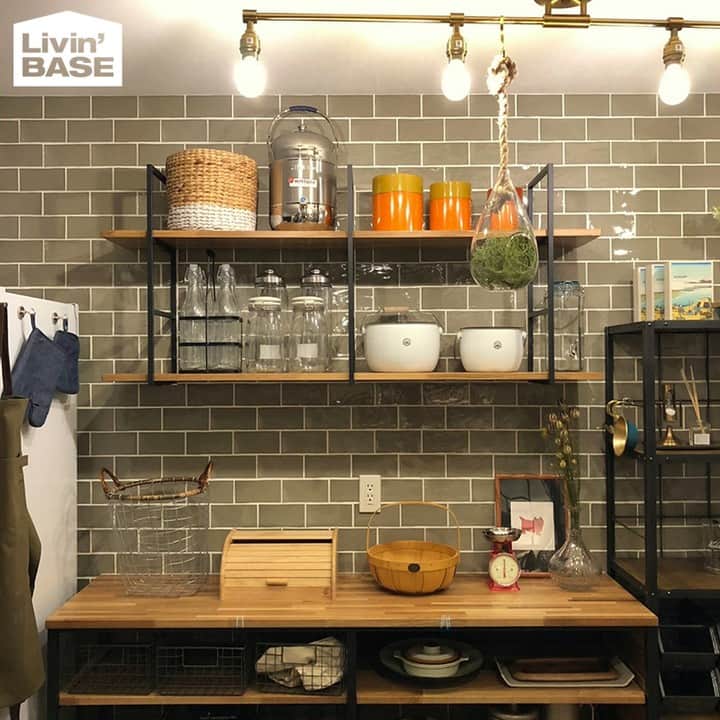 suzukuri さんのインスタグラム写真 - (suzukuri Instagram)「【GO OUTの家”Livin’ BASEの家”】⁣⁠ ･⁣⁠ Livin' BASEのキッチンには、オリジナルの食器棚をオプションで付けることができます。⁣⁠ ･⁣⁠ 「魅せるキッチン収納」は、素材のメリハリをつけるとおもしろさが。⁣⁠ アルミのキャニスター、ホーローのボウル、バスケットはラタンなど、素材はちがっても、丸みのあるデザインで統一させるのがポイントです。⁣⁠ ･⁣⁠ 色もシンプルにまとめれば、いい感じです。⁣⁠ ただいま、広島のモデルハウスにて展示中です。⁣⁠ ･⁣⁠ ▶︎アウトドアファッション誌「GO OUT」と考えた家、⁠ 「Livin' BASE」が完成！ 詳細はプロフィールリンクから⁠ @suzukuri.official⁠ ･⁠ ･⁠ #goout⁣ #livinbase ⁣#リヴィンベース⁣ #基地⁣ #base ⁣#DJブース #ホームパーティ⁣#リビング #インダストリアルテイスト ⁣#ヴィンテージテイスト⁣ #男前インテリア⁣ #暮らしのアイデア⁣ #暮らしを楽しむ⁣ #新モデル #企画住宅 #規格住宅 #家づくり #マイホーム #マイホーム計画中 #新築 #一戸建て #住宅 #住まい #暮らし #ライフスタイル #間取り #suzukuri #趣味部屋 #キッチン #見せる収納⁠」10月5日 17時30分 - suzukuri.official