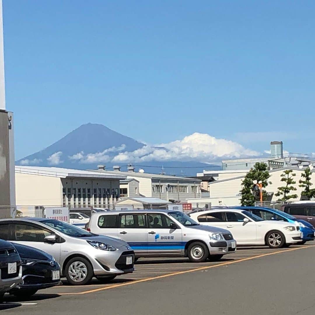 北清杏奈さんのインスタグラム写真 - (北清杏奈Instagram)「SBSラジオサタデービューン、初回いかがでしたでしょうか？今日は駐車場から富士山が綺麗に見えていました♪ 来週のトークテーマは「焦ったぁー」です。皆さんの焦った体験 sv@digisbs.com までお寄せください！ #sbsラジオ #サタデービューン #ラジオ #パーソナリティ #アナウンサー #富士山 #静岡」10月5日 17時51分 - anna.kitasei