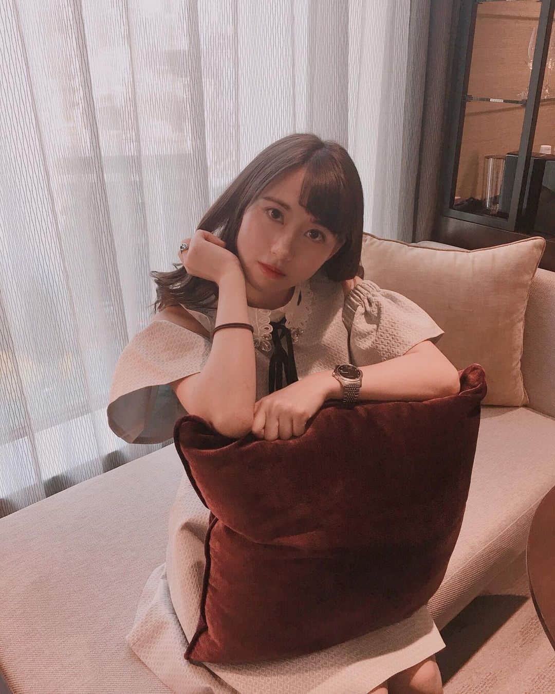のインスタグラム：「今日もバエスタグラマーの真似した卍  久しぶりにTed Bakerのお洋服〜👗 ・ ・ ・ #銀座 #読モ #サロモ #被写体 #tedbaker #ワンピース #ootd #アッシュ #茶髪 #セミロング #大学生 #女子大生 #ミス慶應 #ミスコン #ミスキャン #作品撮り  #ビジョビ #テッドベイカー　#天使と女神のハーフ」