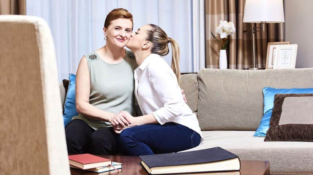 ラリサ・ヨルダケのインスタグラム：「My mom has always been kind of my backbone. She keeps me strong. She is a mother, a friend. She is really everything to me.  HAPPY BIRTHDAY MOM!❤️🥂🥇🎂⭐️🌹👑👭 I love u to the moon and back ❤️」