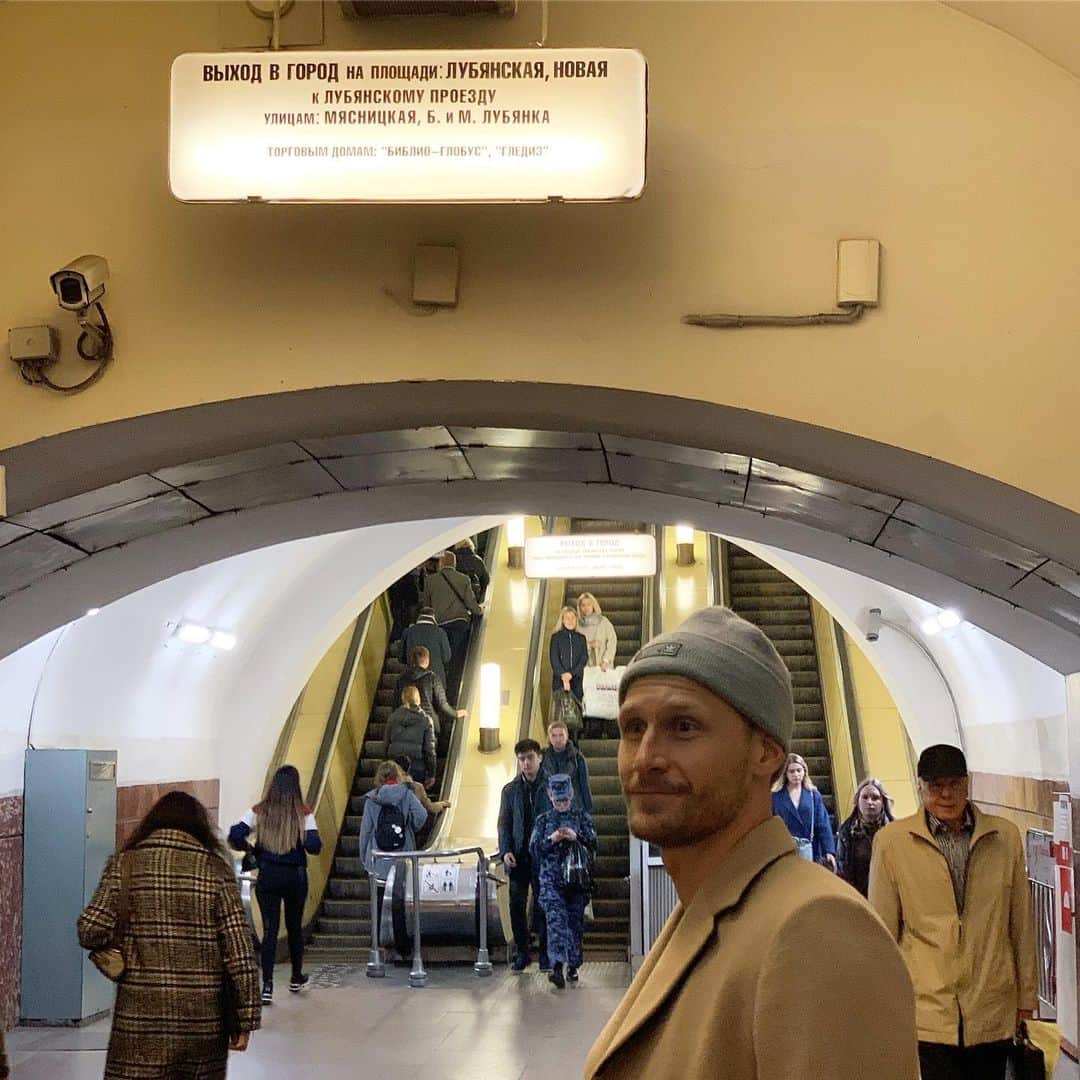 ベネディクト・ヘーヴェデスのインスタグラム：「Sorry, what is the fastest way to the Maxim Gorki Park? #metromoskva #metropolitanmuseum  @metromoda 😜🚇🚂」