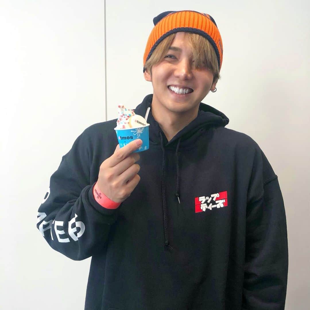 ミッチーのインスタグラム：「@atmoscon に行ってきました！﻿ 今年も、人、人、人！！かっくいースニーカーやら服やらたくさんあって終始テンション↑﻿ ﻿ 着いてまず一番先にしたことは大好きな﻿ #白い恋人 のソフトクリーム食べました笑﻿ ﻿ それから @lilybyred_jp_official 日本初上陸ってことで @atmos_pink_official ブースでプレゼント用にげっとしてきたあああ﻿ でもあげる人いなあああああい笑﻿ ってなわけで、このかわいこちゃんたちは﻿ 姫ちゃんの移動車に勝手に積んでおこうと思います笑﻿ ﻿ そして、最後にルーレットしたらTシャツ当たったよ！！﻿ 嬉しいいいいい 早速着よ  Photo by @fashion_bba」