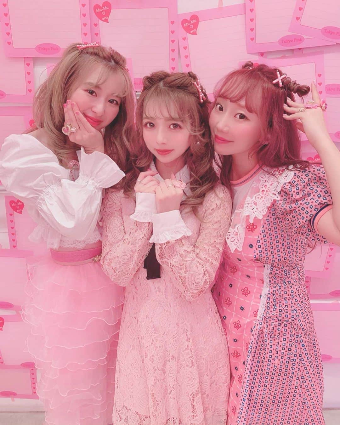 のインスタグラム：「💕💓🎀🌸 . スーパー可愛い空間ーーー😍💕💕 . 大好きな2人がコラボしてイベントしてたから 遊びに行ってきたよぉーっ💗💓💞 . 絶対欲しかったコラボのヘアピンをgetしてきた💘 . メモ帳も買ったよぉーーー🎀 . あこちゃんにヘアアレンジもしてもらって スーパーガーリーヘアーに🥰💝 . イベントは明日までやってるから 是非遊びに行ってみてね😍❣️❣️ . @namikomori @aco0511 ありがとう💋 . #deco2girls #pink #ピンク #ヘアアクセサリー #mu_mu #code #ootd #fashion #えりんコーデ #えりんこヘアアレンジ」