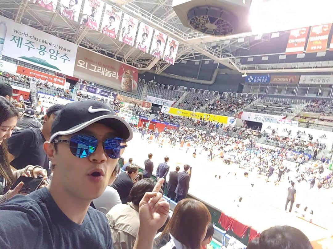 チン・グのインスタグラム：「오리온스 개막전!! 오리온스 화이팅!! #이승현 #허일영 #김강선 #장재석 #Landry #Howard #이현민  전부 winner!!」
