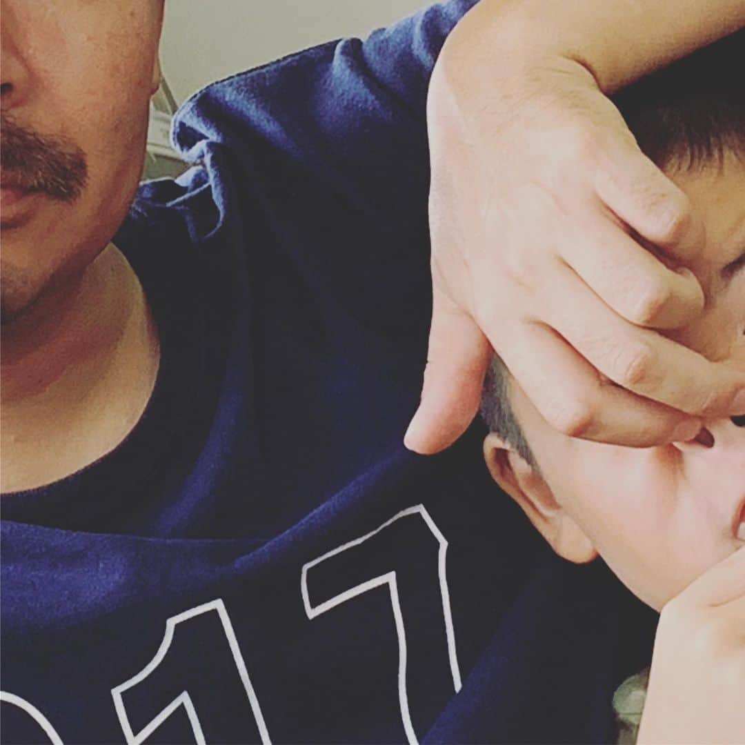 こーいちのインスタグラム：「これからもお前の思うがままに、そして友達に優しく面白おかしく生きていけよ。  でも昨日お祭りで神輿担いでる時にみんなが大きい声でワッショイ連発してたのにお前だけ口パクだった事は母ちゃんには内緒にしといたるさかい心配すんな。  #8歳誕生日 #マジおめでとう」