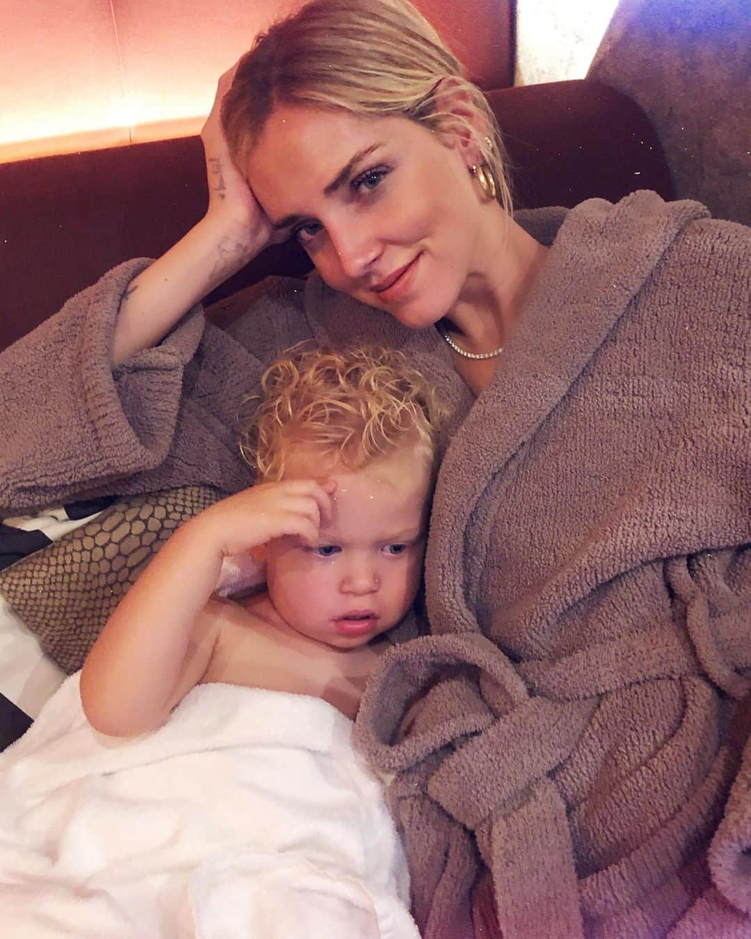 キアラ・フェラーニさんのインスタグラム写真 - (キアラ・フェラーニInstagram)「Bathrobe cuddles ❤️」10月5日 18時17分 - chiaraferragni