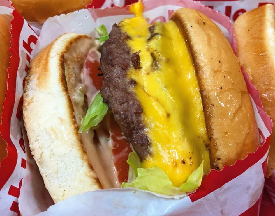 マキ・コニクソンさんのインスタグラム写真 - (マキ・コニクソンInstagram)「スタッフと皆んなで In-N-Out BurgerへGo! 💨 今回は裏メニューのアニマルスタイルをオーダーしてみた！フライド ポテトにとろけたチーズとサウザンアイランドドレッシングが乗ってるの。アメリカ本土に来ると何故かハンバーガーにコーラが飲みたくなる私であります！🍔🍟 #ラスベガスのおすそ分け🤙🏼 #楽しくなければ仕事じゃない！」10月5日 18時13分 - makikonikson