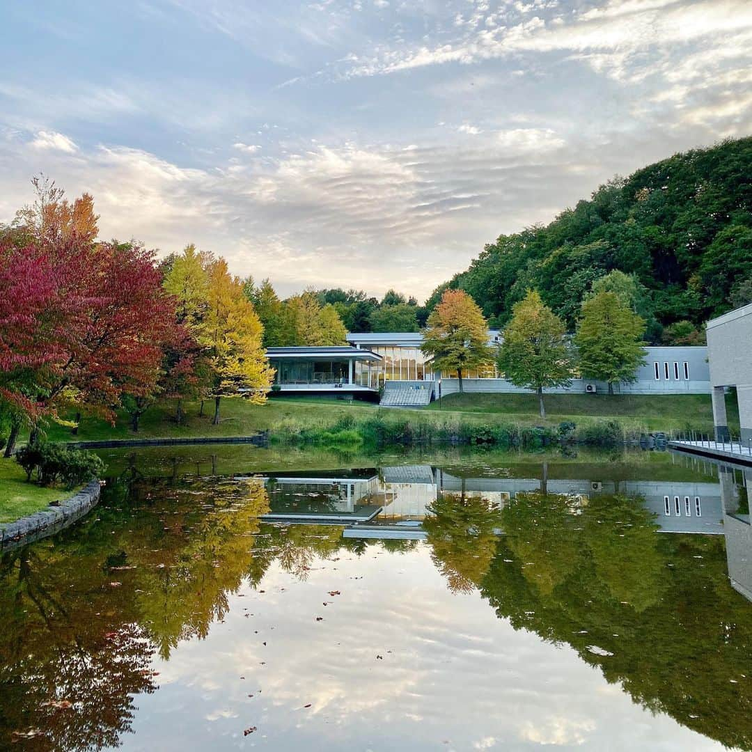 佐藤彩さんのインスタグラム写真 - (佐藤彩Instagram)「芸術の秋🍁﻿ ﻿ ピカソやダリ、ガウディなどの世界に浸って芸術の秋を満喫☺️﻿ 札幌芸術の森美術館でバルセロナ展を観たときの写真です✨﻿ ﻿ 朝刊さくらいで名付けた10月の北海道らしい呼び名「紅葉月」にもピッタリ！﻿ 紅葉がグラデーションのよう…﻿ いい感じに色付いてきました🍁﻿ 楽しみな季節です😊﻿ ﻿ ﻿ #芸術の秋﻿ #札幌芸術の森美術館﻿ #紅葉きれい﻿ #紅葉月﻿ #HBC #アナウンサー﻿ #佐藤彩」10月5日 18時14分 - hbc_ayasato