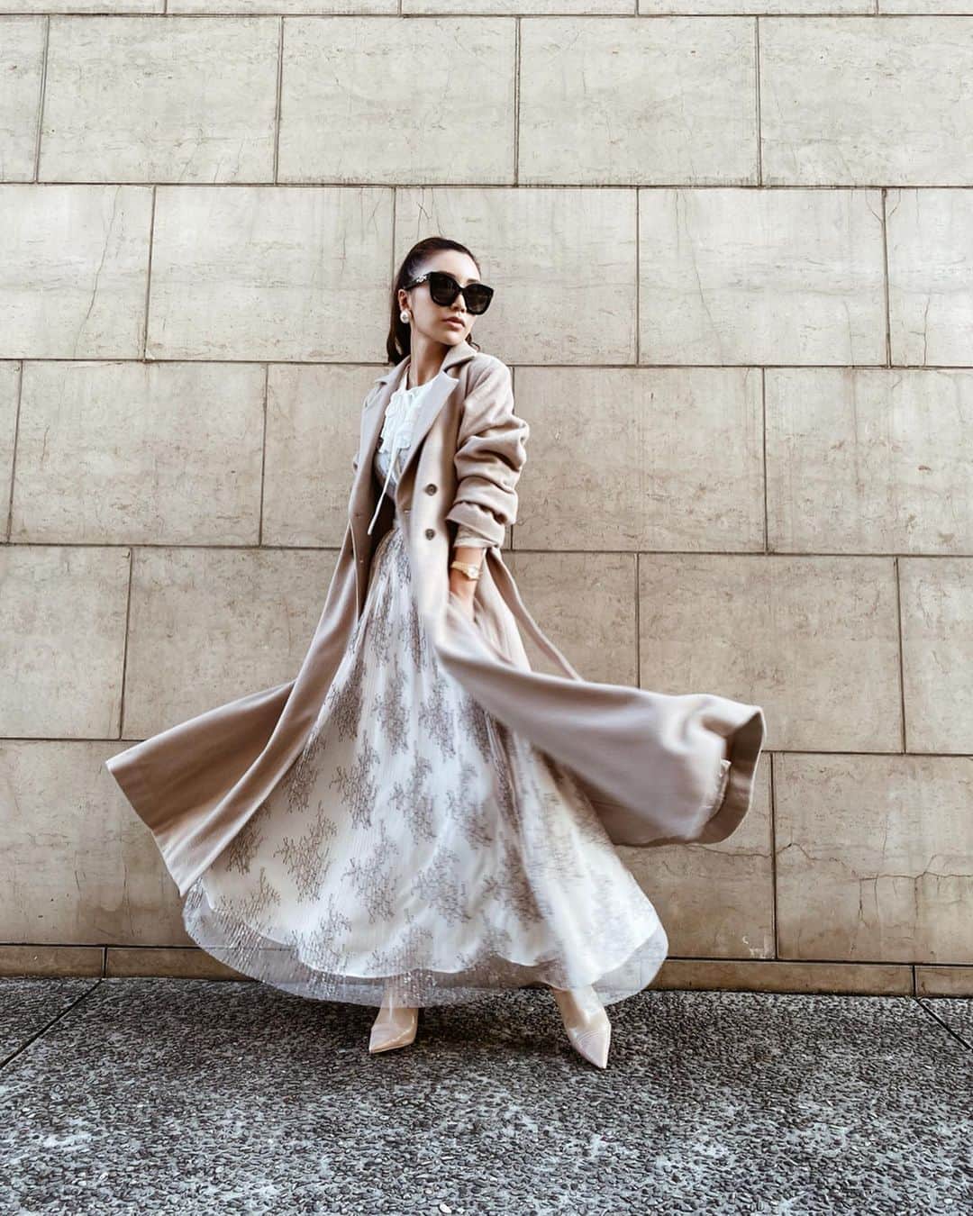 のインスタグラム：「去年大人気だったウールAラインコート🧥 カシミヤ混で上質な素材を使用してる上に、ほんっとに軽くてノンストレス🥺 どんなコーデにもばっちり合うから去年ほんとに沢山着たアウター💓 今年バージョンもいーっぱい着まくるんだから！笑 そして早くアウターが着れる気温になってほしい〜🥺 10/7発売なので、ぜひチェックしてくださいね😍 #eimy #eimyistoire #coat」