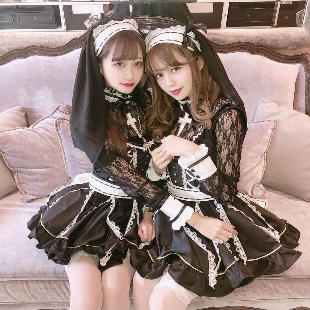 さきぼんさんのインスタグラム写真 - (さきぼんInstagram)「いさこちゃん( @ichaaako )とまた @malymoon1991 さんのコスチュームを着たよ🖤🖤 ここのコスプレ大好きだからまた買うー！ . ⛪️ @stringsomotesandoh . . #malymoon #omotesandocafe #omotesando #コスプレ#コスチューム#ハロウィン#ハロウィンコスプレ#ふたごコーデ#おそろコーデ#ハロウィーン#helloween#ロリータ#ゴシックロリータ#ゴシック#表参道#メイド #さきぼんハロウィン🎃 #icabon👯‍♀️ #さきぼんmalymoon」10月5日 18時21分 - sakibon69