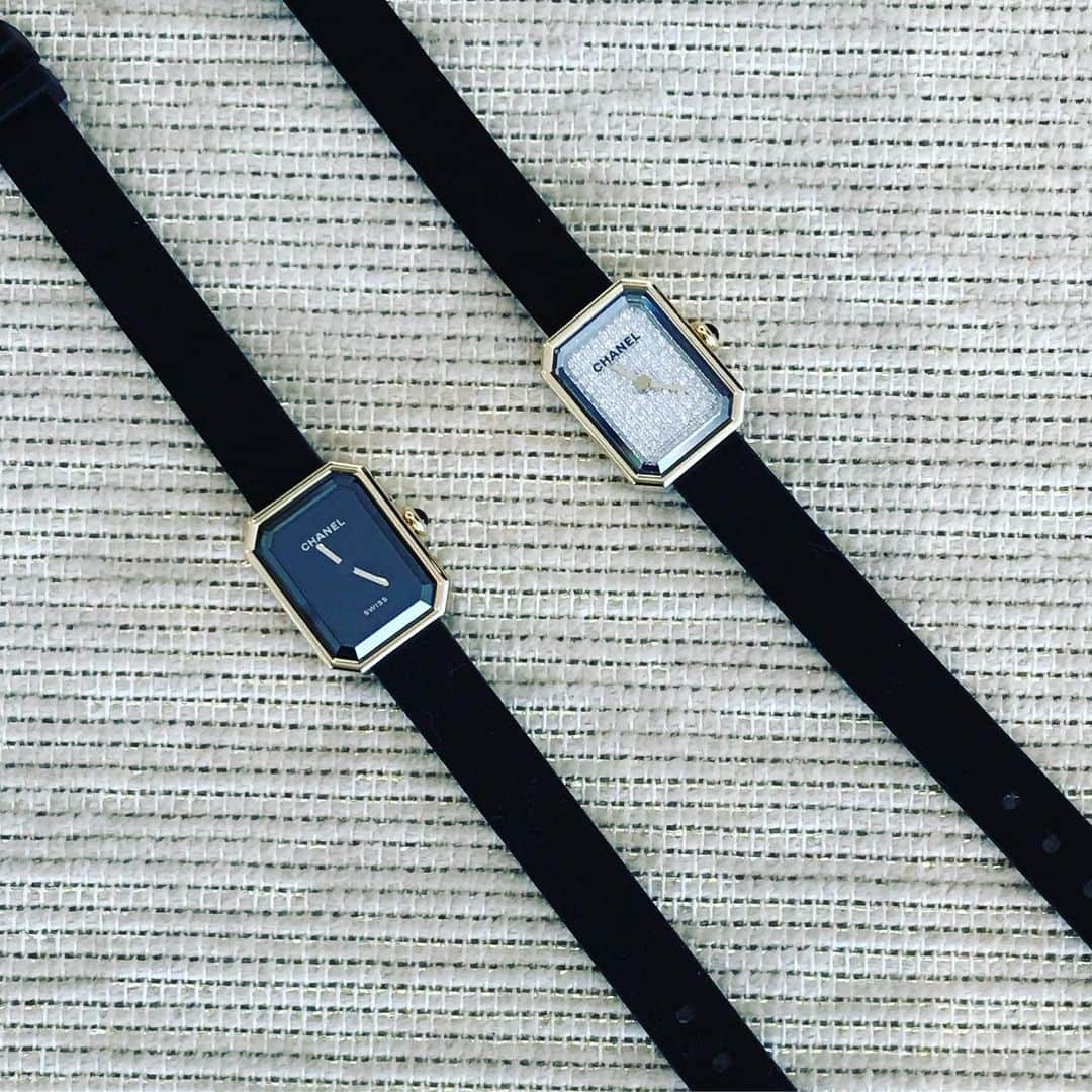 SPURさんのインスタグラム写真 - (SPURInstagram)「プルミエール ヴェルヴェット。シャネルのアイコニックな腕時計に、ベルベットタッチのベルトがついてフェミニン度が増しています。ダイヤルは漆黒バージョンとパヴェダイヤモンドの2タイプ。 あなたはどちらがお好み？（編集N） #chanel #chanelwatch #premiere #watch #SPUR #fashion #mode #follow #newin #2019」10月5日 18時21分 - spurmagazine