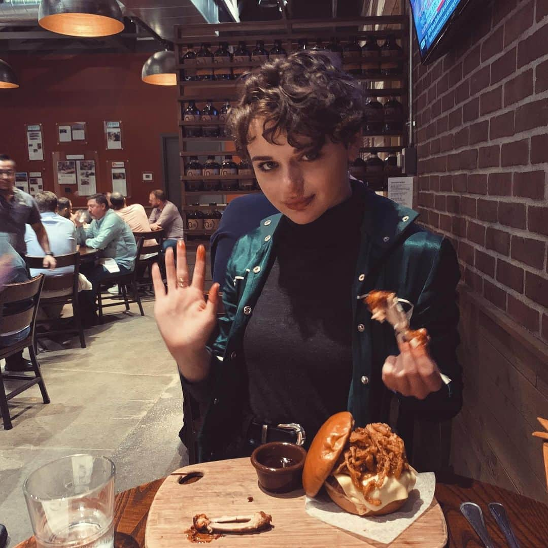 ジョーイ・キングさんのインスタグラム写真 - (ジョーイ・キングInstagram)「Me: *Dabs grease off pizza with a paper towel. “Health is a lifestyle.”」10月6日 5時17分 - joeyking