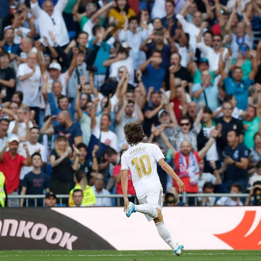 ルカ・モドリッチさんのインスタグラム写真 - (ルカ・モドリッチInstagram)「Victoria, gol y líderes. 😁💪🙏🏻#HalaMadrid」10月6日 3時51分 - lukamodric10