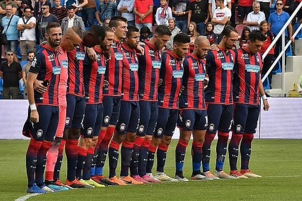 ルカ・マッローネのインスタグラム：「Ogni corsa, ogni goccia di sudore, ogni recupero, ogni gol, ogni sguardo verso il cielo era per te, Sergio. Questa vittoria è per te e per la tua famiglia ☝🏻 #WeAreSharks #CROENT」