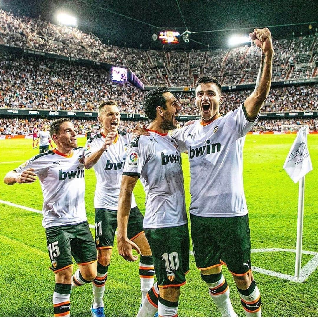 デニス・チェリシェフのインスタグラム：「Amunt 😍⚽️🦇」