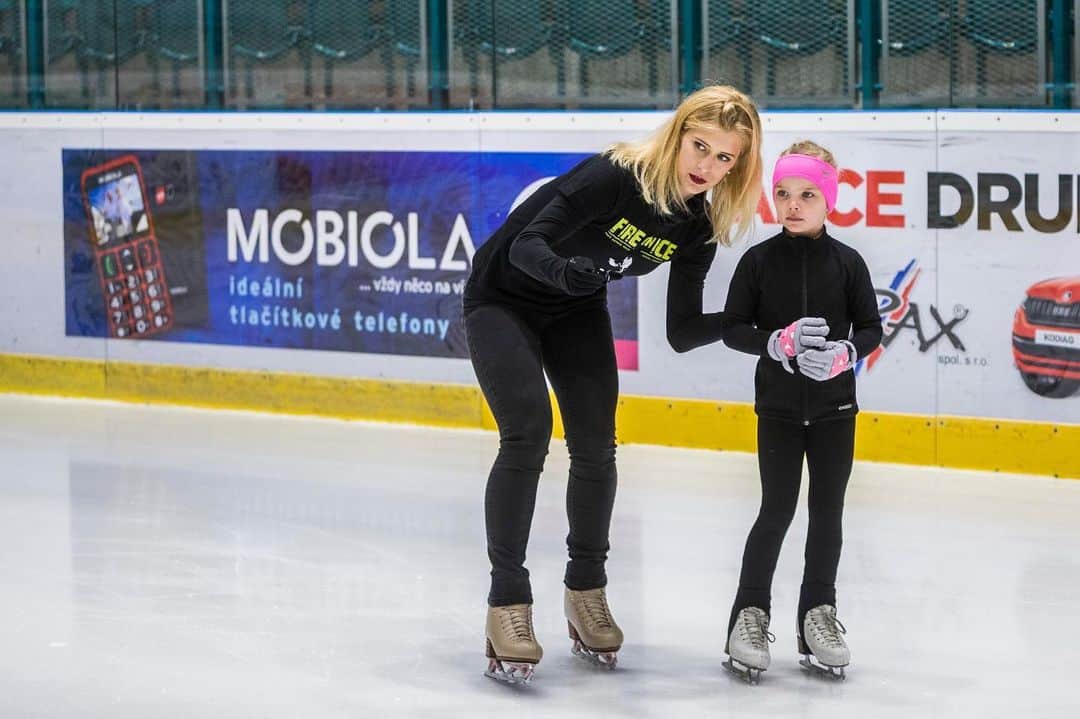 のインスタグラム：「Always happy and glad to help the little ones 🤗 za měsíc se na vás těšíme v Ostravě na Fire on Ice! #fireonice2019」