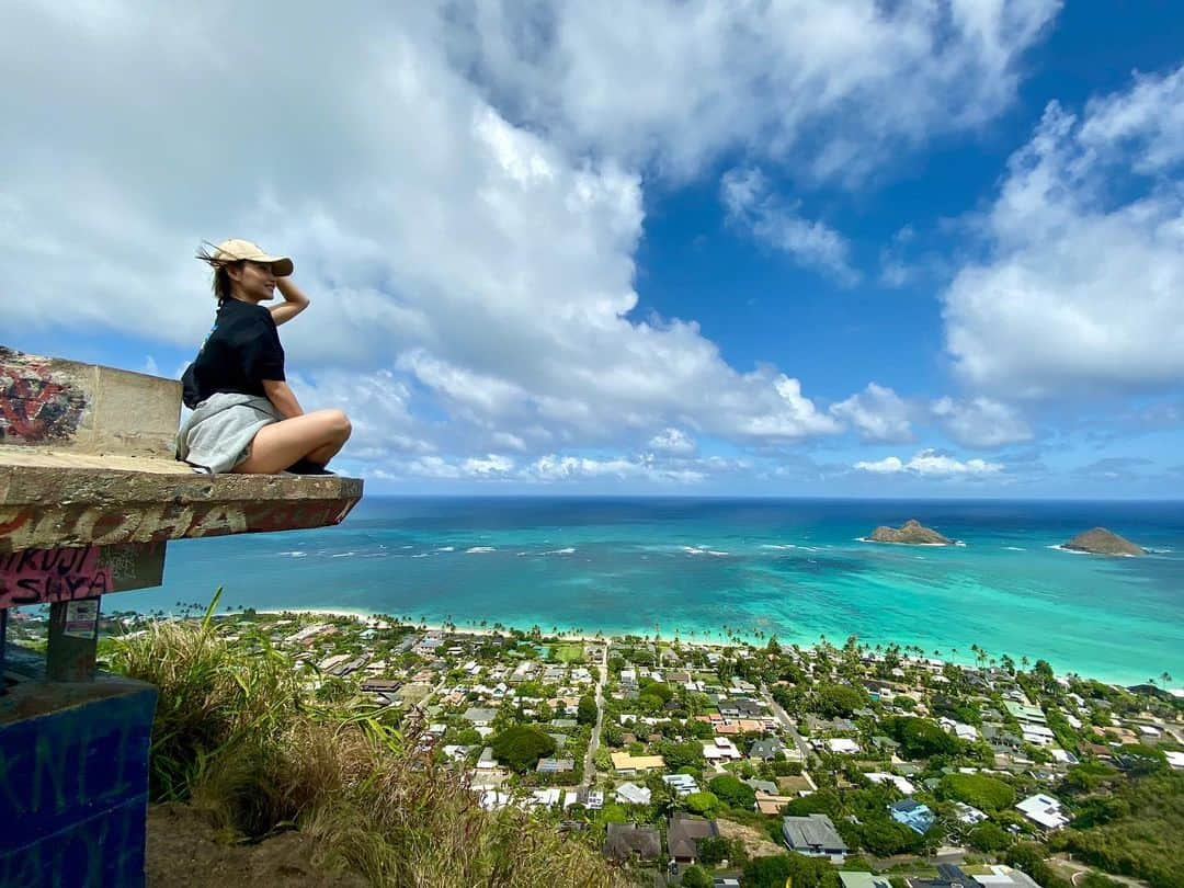 志村理佳のインスタグラム：「誕生日当日は念願の場所へ🤙🏾♡ . .  #hawaii#pillbox#birthday#27th #appleiphone11pro#noprocessing#🌺✨」