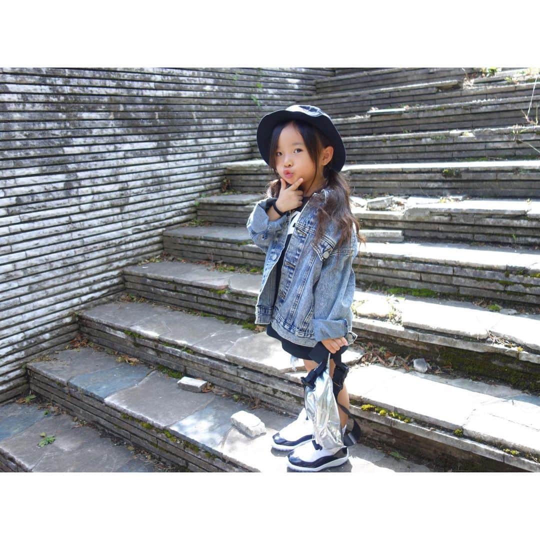 Saraさんのインスタグラム写真 - (SaraInstagram)「. coordinate♡ . ケミカルウォッシュのデニムJKで ストリートガール❤️👟 . hat ▶︎ #branshes T-shirt ▶︎ #nike jacket ▶︎ #radchap  pants ▶︎ #urbancherry shoes ▶︎ #nike bag ▶︎ #jeanasis . #ootd #kids #kids_japan #kids_japan_ootd #kjp_ootd #kidsfahion #kidscode #kidsootd #kidswear #airjordan11 #concord #hypekids #atmos_style #エアジョーダン11 #コンコルド #ケミカルウォッシュ #スニーカー女子 #ナイキ女子」10月5日 20時12分 - sarasara718