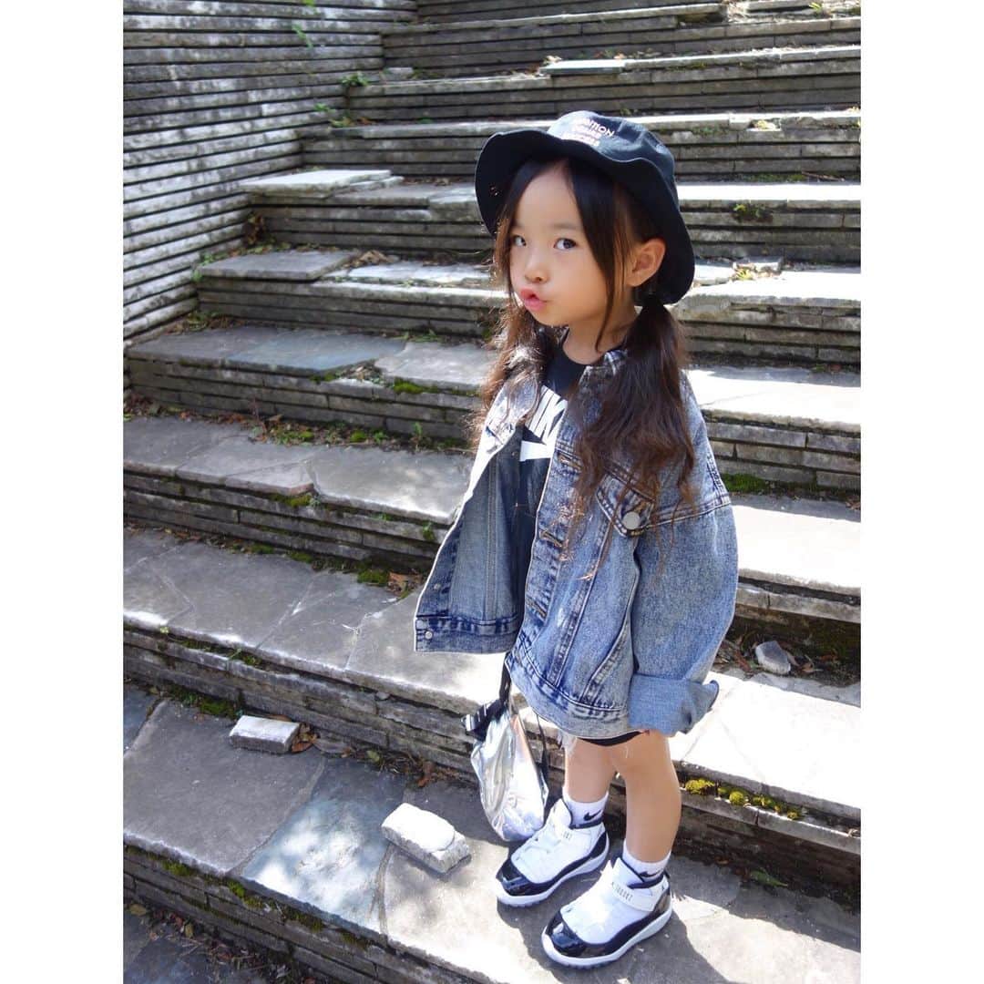 Saraさんのインスタグラム写真 - (SaraInstagram)「. coordinate♡ . ケミカルウォッシュのデニムJKで ストリートガール❤️👟 . hat ▶︎ #branshes T-shirt ▶︎ #nike jacket ▶︎ #radchap  pants ▶︎ #urbancherry shoes ▶︎ #nike bag ▶︎ #jeanasis . #ootd #kids #kids_japan #kids_japan_ootd #kjp_ootd #kidsfahion #kidscode #kidsootd #kidswear #airjordan11 #concord #hypekids #atmos_style #エアジョーダン11 #コンコルド #ケミカルウォッシュ #スニーカー女子 #ナイキ女子」10月5日 20時12分 - sarasara718
