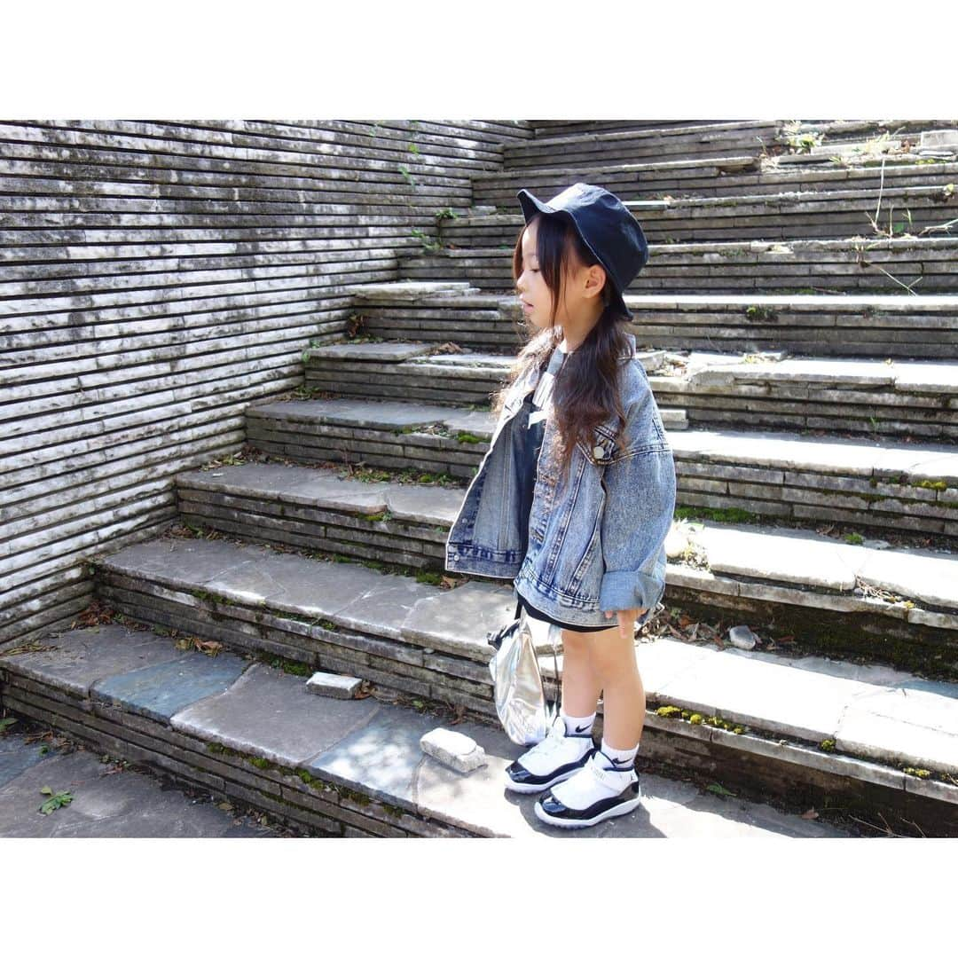 Saraさんのインスタグラム写真 - (SaraInstagram)「. coordinate♡ . ケミカルウォッシュのデニムJKで ストリートガール❤️👟 . hat ▶︎ #branshes T-shirt ▶︎ #nike jacket ▶︎ #radchap  pants ▶︎ #urbancherry shoes ▶︎ #nike bag ▶︎ #jeanasis . #ootd #kids #kids_japan #kids_japan_ootd #kjp_ootd #kidsfahion #kidscode #kidsootd #kidswear #airjordan11 #concord #hypekids #atmos_style #エアジョーダン11 #コンコルド #ケミカルウォッシュ #スニーカー女子 #ナイキ女子」10月5日 20時12分 - sarasara718