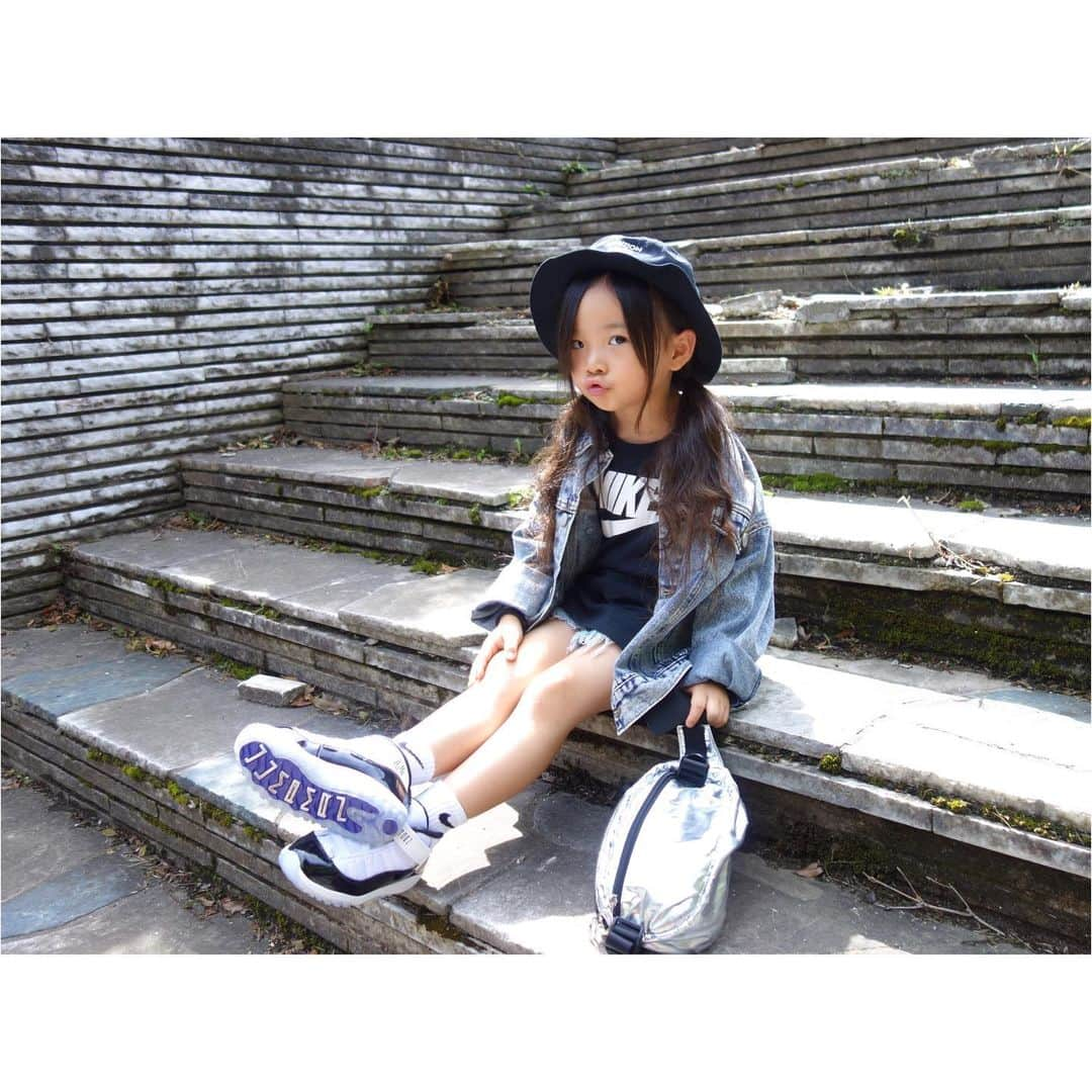 Saraさんのインスタグラム写真 - (SaraInstagram)「. coordinate♡ . ケミカルウォッシュのデニムJKで ストリートガール❤️👟 . hat ▶︎ #branshes T-shirt ▶︎ #nike jacket ▶︎ #radchap  pants ▶︎ #urbancherry shoes ▶︎ #nike bag ▶︎ #jeanasis . #ootd #kids #kids_japan #kids_japan_ootd #kjp_ootd #kidsfahion #kidscode #kidsootd #kidswear #airjordan11 #concord #hypekids #atmos_style #エアジョーダン11 #コンコルド #ケミカルウォッシュ #スニーカー女子 #ナイキ女子」10月5日 20時12分 - sarasara718