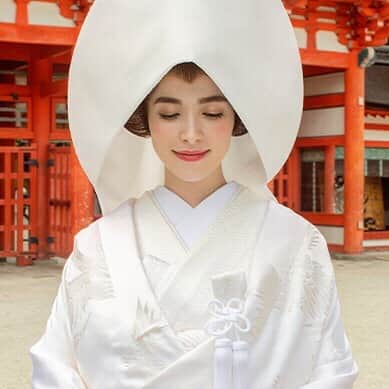 TAKAMI BRIDAL 神社和婚のインスタグラム：「⁂⁂ 下鴨神社特別「双葉葵」 こちらのプランをご利用のおふたりには、特別記念品としてオリジナル懐剣を進呈いたします。お子様が生まれた後の、お宮参り、七五三、十三参り、成人式等の成長の節目に守剣としてお使いいただけます。 ⁂ 下鴨神社の挙式はタカミブライダルへご用命下さい。 ・ ・ #神社 #神社挙式 #神社結婚式 #京都神社 #結婚式 #和婚 #和婚をもっと盛り上げたい #白無垢 #和装 #和装結婚式 #京都結婚式 #滋賀結婚式 #京都花嫁 #滋賀花嫁 #タカミブライダル #タカミブライダル京都 #takamibridal #下鴨神社 #下鴨神社結婚式」