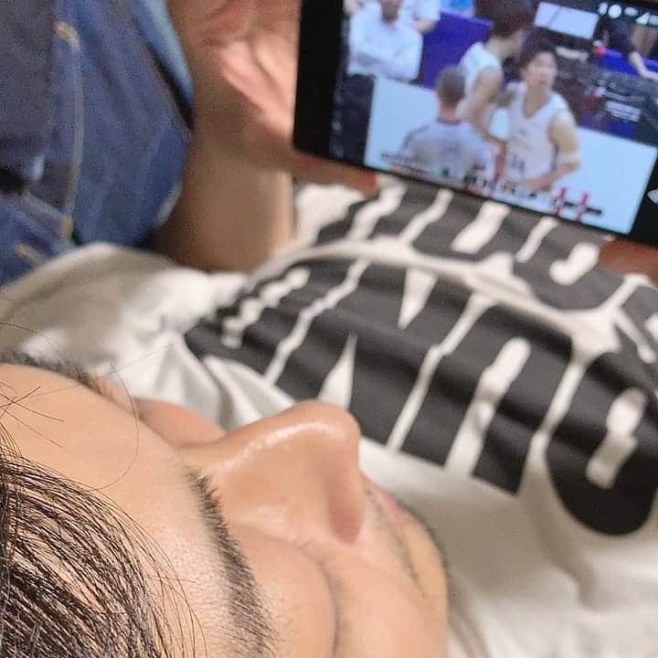 中村昌也のインスタグラム：「Bリーグ開幕！！ バスケの季節やな～✨ まず親友の試合をチェック✨  滋賀対京都の後は、  Ａ東京対新潟を観るかな。。。」