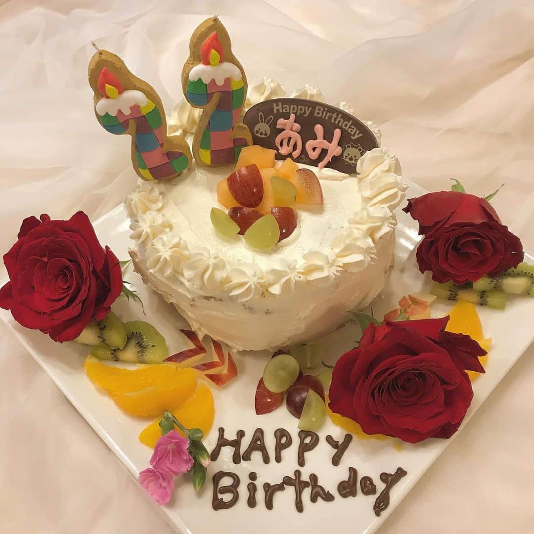 湯本亜美さんのインスタグラム写真 - (湯本亜美Instagram)「ㅤㅤㅤ 毎年お母さんの手作りケーキ🎂 薔薇の花を添えて ケーキも1から作ってくれて 可愛くデコレーションしてくれました! お母さんありがとう〜👶🏻❤︎💐 #happybirthday#誕生日ケーキ」10月5日 20時36分 - amiyumoto_official
