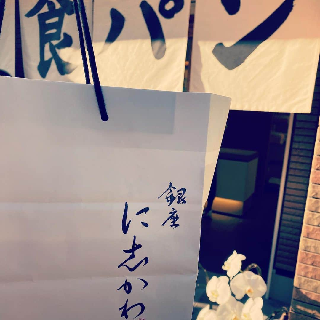 楠見藍子さんのインスタグラム写真 - (楠見藍子Instagram)「シスカンパニー「死と乙女」観劇。 すごすぎて、戻ってこられなくなった。 呆然としたまま託児室にお迎えに行って、息子たちの顔をみてようやくおさまる鳥肌。 なんだかものすごい恐怖体験をした感覚で、今夜はうなされそうです。。 すごかった。。御三方ともすごかった。。 1時間半ちょっとの舞台でこんなにぐったりしたのははじめてかもしれない。(いい意味) 次男くんは初託児だったのですが、いい子だったみたいでよかったー✿ 長男くんは相変わらず楽しんだ模様✿ トラムのそばに食パンのお店が出来てたので、あしたの朝ごパンが楽しみです♡ #シスカンパニー #死と乙女 #シアタートラム #舞台 #芝居 #観劇 #宮沢りえ #堤真一 #段田安則 #小川絵梨子  #託児 #男の子兄弟 #ママ #4歳 #10ヶ月 #高級食パン #に志かわ」10月5日 20時32分 - minnie_aiko