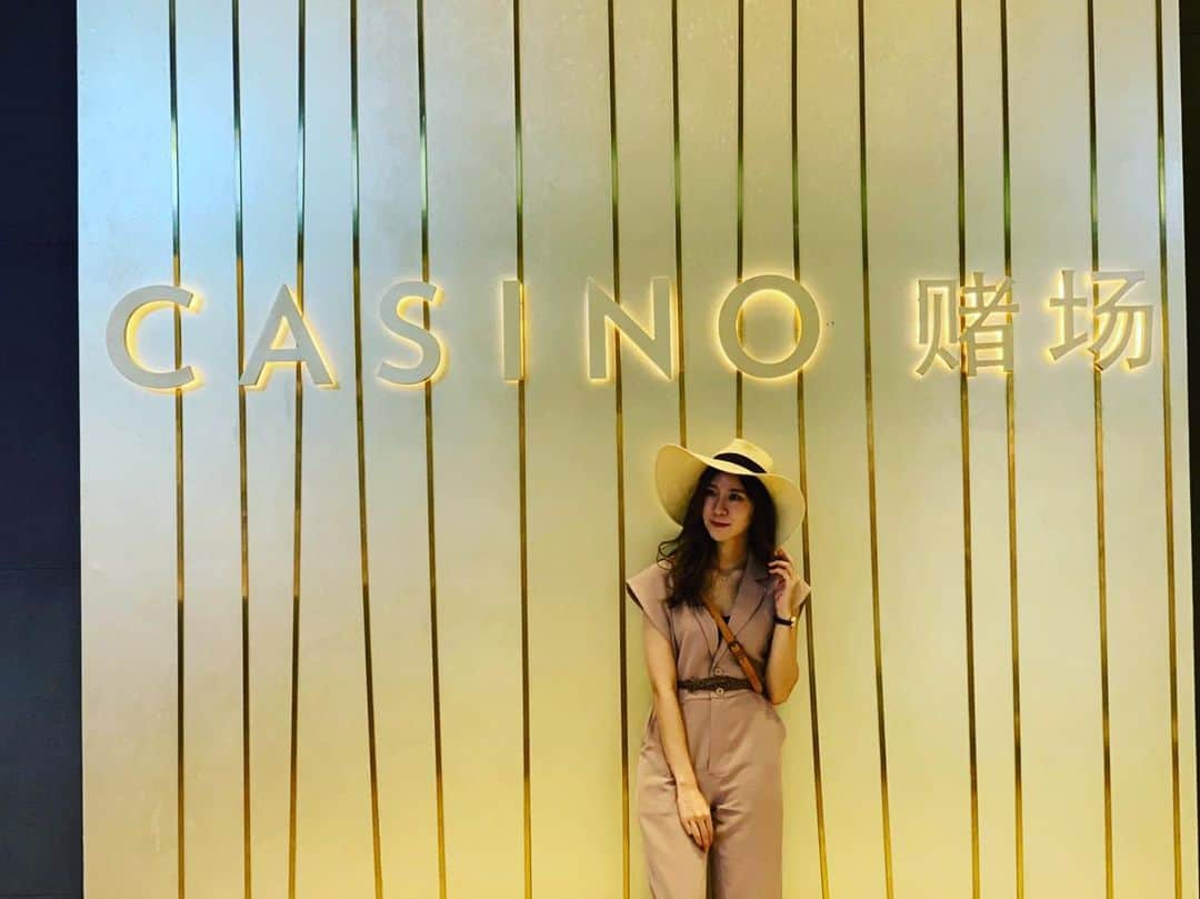 矢野冬子さんのインスタグラム写真 - (矢野冬子Instagram)「シンガポールのカジノ🤗 、 異様な雰囲気が すごいセレブ感がすごくて 中には入れませんでしたー！！笑笑 #Singapore #casino」10月5日 20時33分 - toookogram