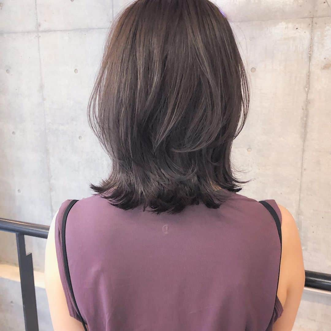 小西涼さんのインスタグラム写真 - (小西涼Instagram)「本日はこちら💁‍♂️ 1枚目はカラー解説 2枚目はカット解説してます✳︎ ． 【カラー】 ラベンダーベージュ✨ いつもはカーキカラーでしたが 秋仕様にチェンジ🍁 ラベンダーの深みが秋らしさへ。 ． 【カット】 くびれボブは肩ハネが簡単スタイリング✳︎ 表面のレイヤーは内巻きで 重めの毛先は外ハネに😊 ． 季節の変わり目に秋らしい髪型へ🍁 是非参考にしてみてください^ ^ ． ~ ~ ~ ~ ~~ ~ ~ ~ ~ ~~ ~ ~ ~ ~ ~ 保存して毎日のスタイリングの参考に😊✨ @ryokonishi_ways フォローして 美容コンテンツをマネしてみてください😉 ~ ~ ~ ~ ~ ~~ ~ ~ ~ ~ ~ ~ ~ ~ ~ ~  #ボブ#外ハネボブ#きりっぱなし#前髪 #外ハネ#ミディアム#ベージュ #レイヤーカット#レイヤー#セミディ #グレージュ#グレーベージュ#ヘアカラー #オリージュ#ハイライト#シークレットハイライト#カット#ベージュ#ハイライト #美容学生#美容室#美容学校#美容師」10月5日 20時34分 - ryokonishi_ways