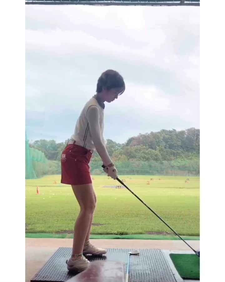 のインスタグラム：「ラウンド前。 雨が止むまで、打ちっ放しでレッスンしてもらえました。 超貴重な体験😭✨ * みぞおちまでの気持ちでこんなに上がってる😳 もっと練習して感覚つかめればすごく良くなりそう🤩 ドリルも教わったので早く打ちっ放しに行きたい♬ * @ryo9915ryo ありがとうございました💓 * #instagolf #golstagram #골프스타그램﻿﻿﻿ #ゴルフ #golf #골프 #ゴルフ女子 #女子ゴルフ  #目指せ美スイング #golfswing  #ゴルフスイング #골프스윙　#アルチビオ #archivio」